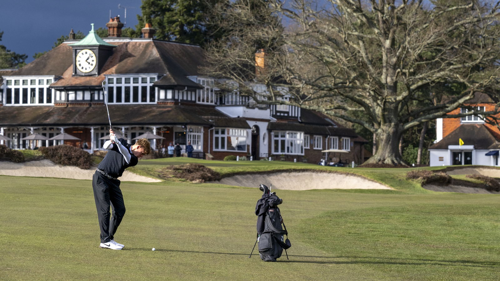 Smith plays into 18 [Photo: Kevin Diss]